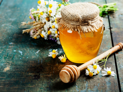 Quel miel et quelle huile essentielle choisir pour apaiser la gorge ?